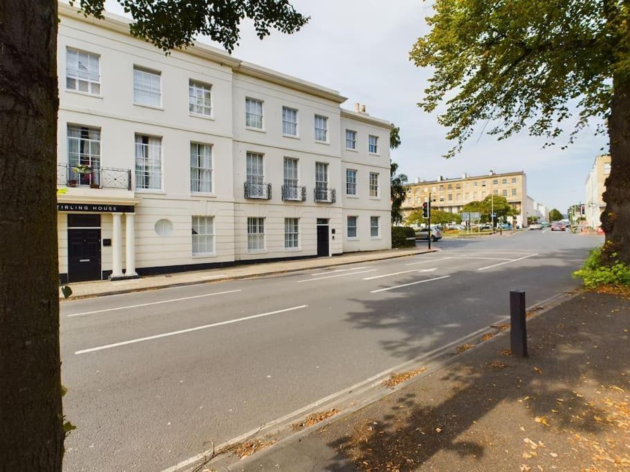 The Grove King Bed Wi-Fi Ev Charger Apartment Cheltenham Exterior foto